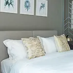 Keyrock Living - Elegant Studio In Business Bay