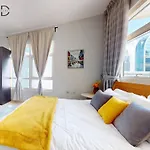Stylish 2Br Apartment Steps From Metro And Marina Mall