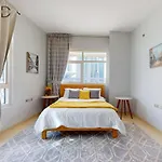 Stylish 2Br Apartment Steps From Metro And Marina Mall