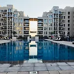 Lovely Calm 3Br Apt Easy Accessibility To Central Dubai With Huge Balcony And Pool View Town Square