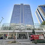 Vayk - Modern 1 Bd Apartment With Stunning City Views