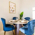 Fam Living - Elegant Stay In Azizi Greenfield