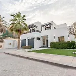 Beachfront 3Br Villa With Private Gym, Pool, Jacuzzi & Workspace, Palm Villa, Palm Jumeirah By Deluxe Holiday Homes