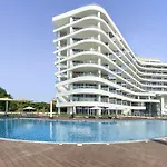 Vayk - Stunning 2 Bedroom Apartment With Sea View & Beach Access