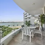 Vayk - Stunning 2 Bedroom Apartment With Sea View & Beach Access