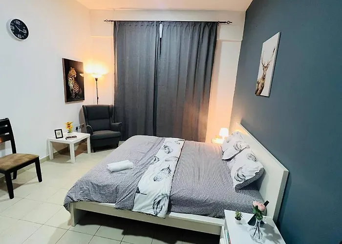 One Bedroom Apartment In Dubai Marina Near Blue Water