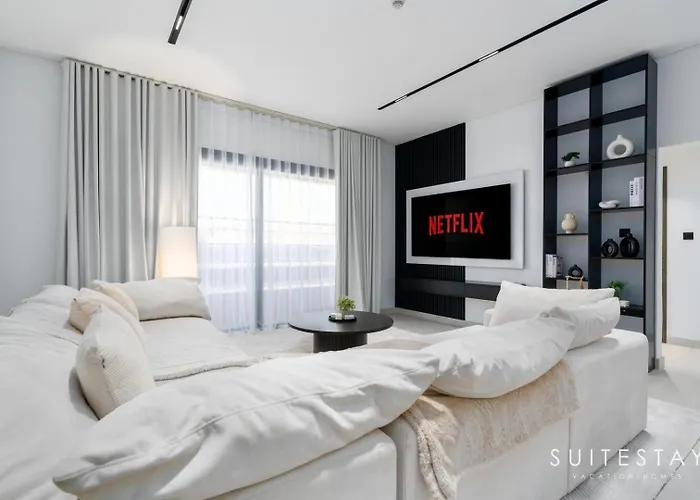 Large And Contemporary 2-Bedroom City Suite