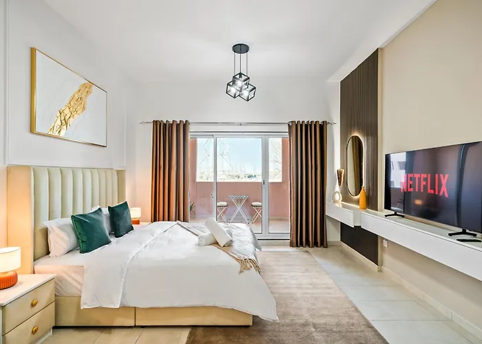 Elegant Studio Living In Discovery Gardens