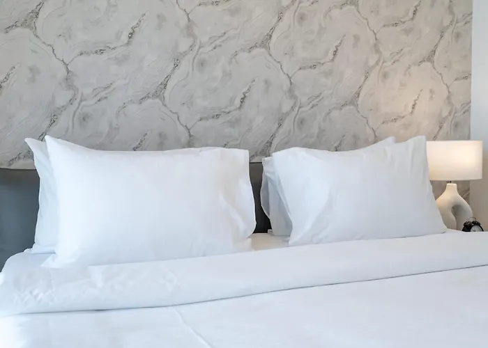 Modern Comfort And Stylish 1-Bedroom In Downtown That Sleeps 2