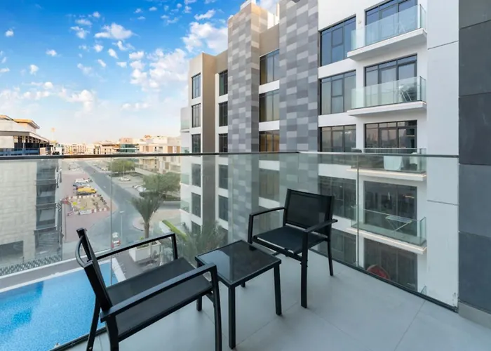 Fam Living - Elegant Stay In Azizi Greenfield