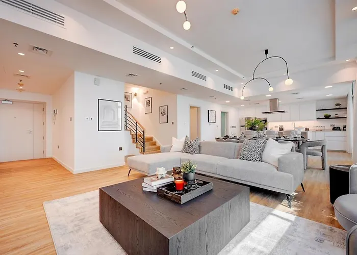 Luxurious 4-Bedroom Apartment Perfect For Families In Dubai Marina