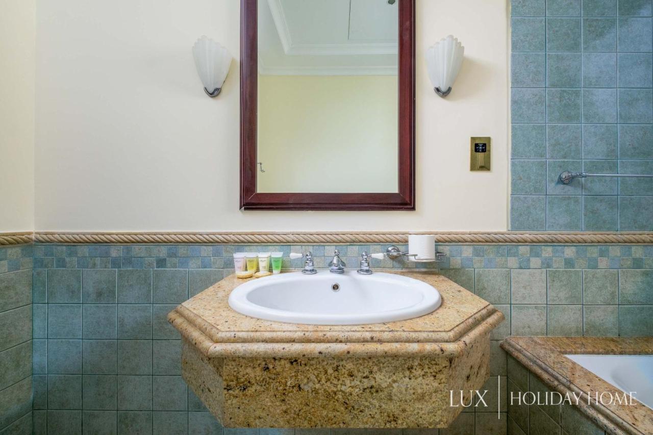 Lux - The Savoy Palm