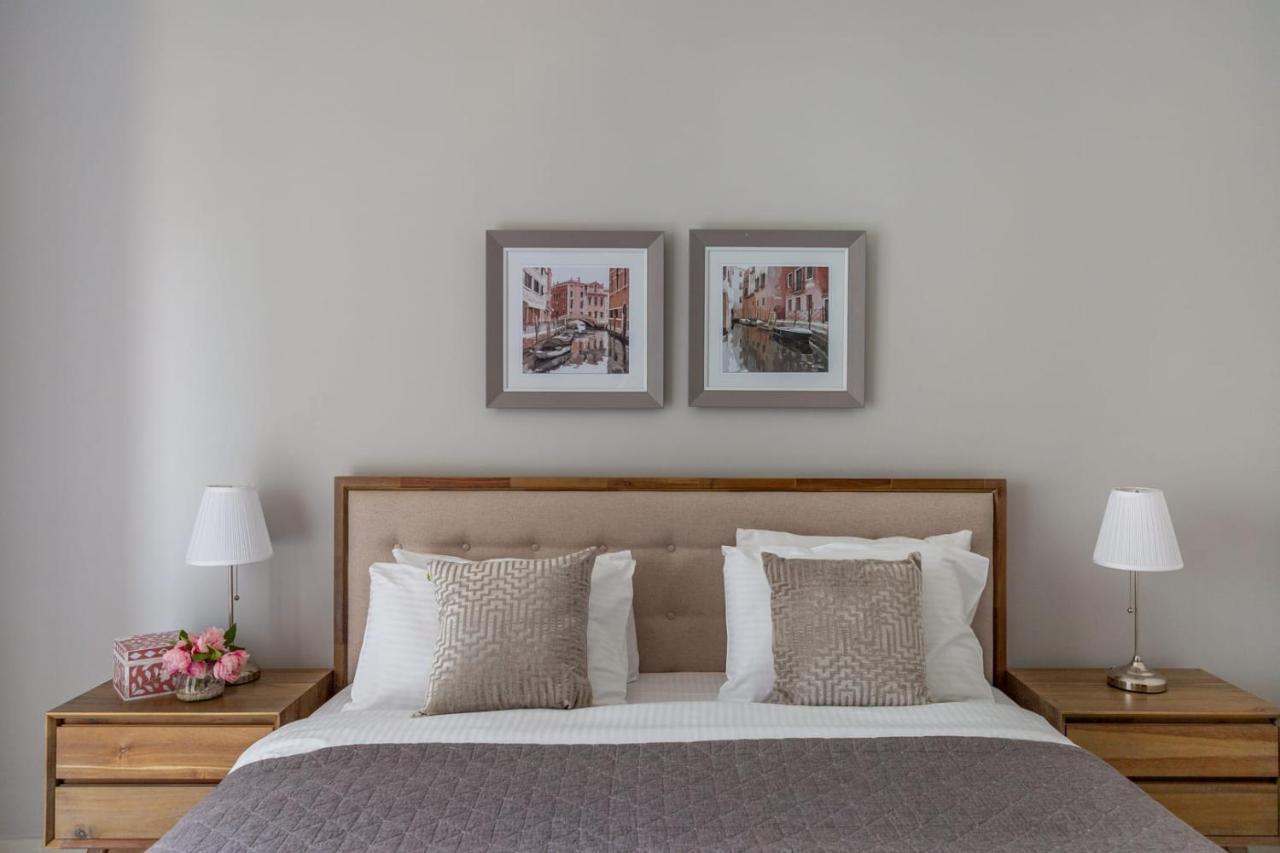 Frank Porter - Marina Tower Apartment