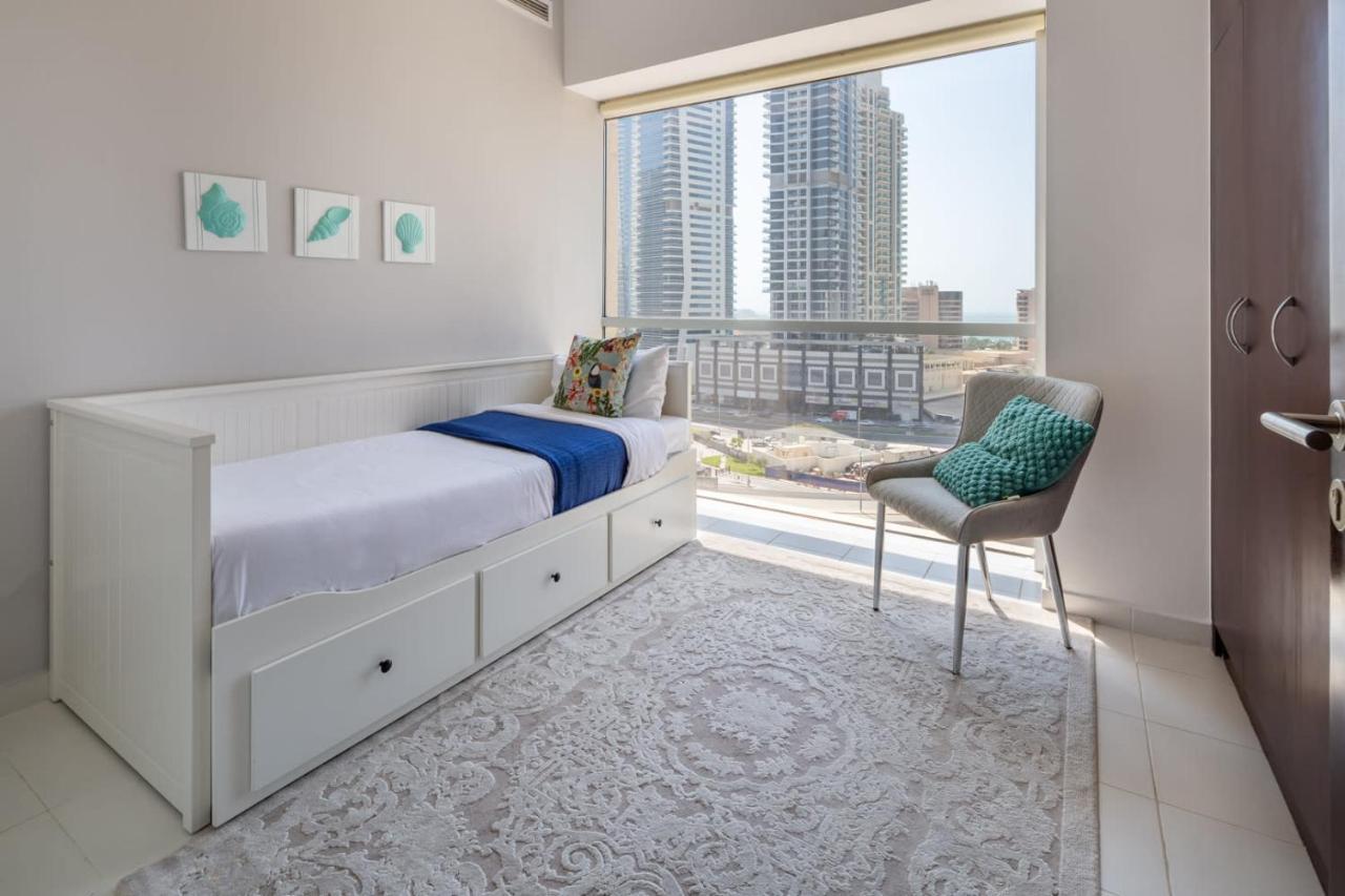 Frank Porter - Marina Tower Apartment *