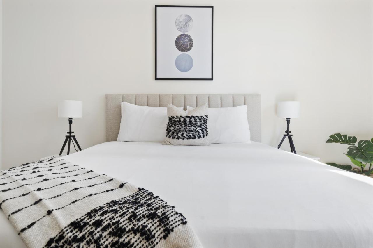 Stylish With Partial Burj Khalifa View Apartment Dubai