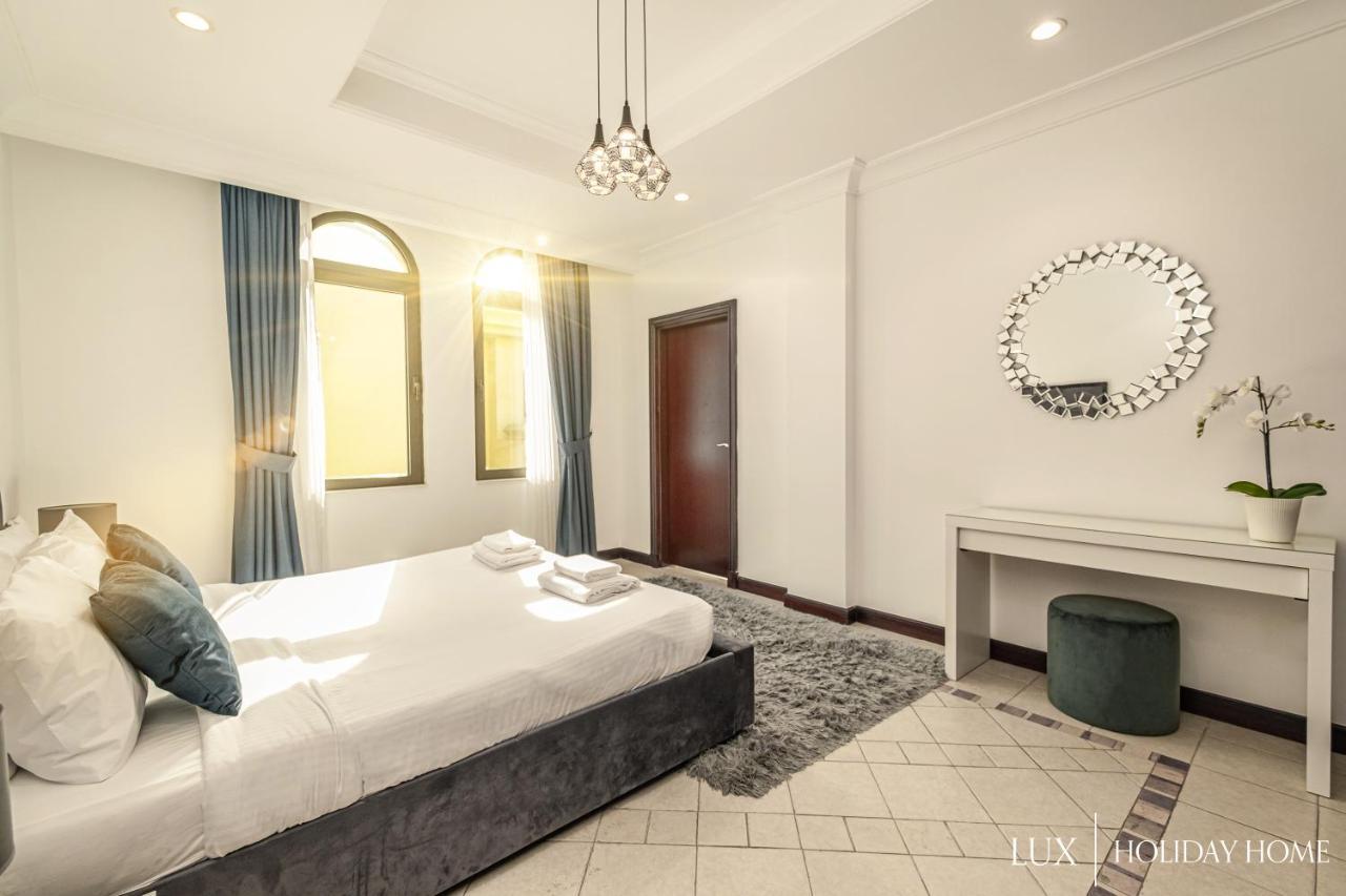 Lux - The Savoy Palm *