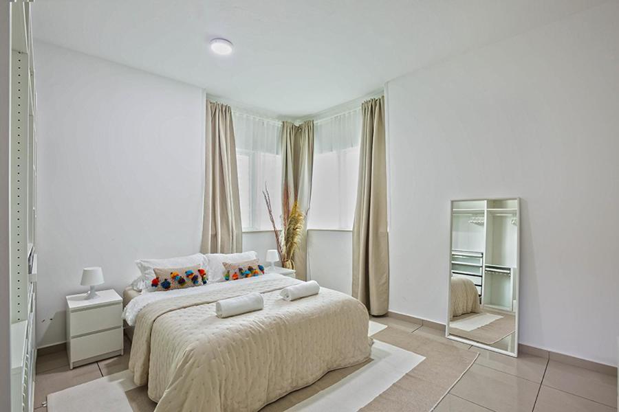 Amazing 2 Bedroom In Marina With Free Parking Apartment