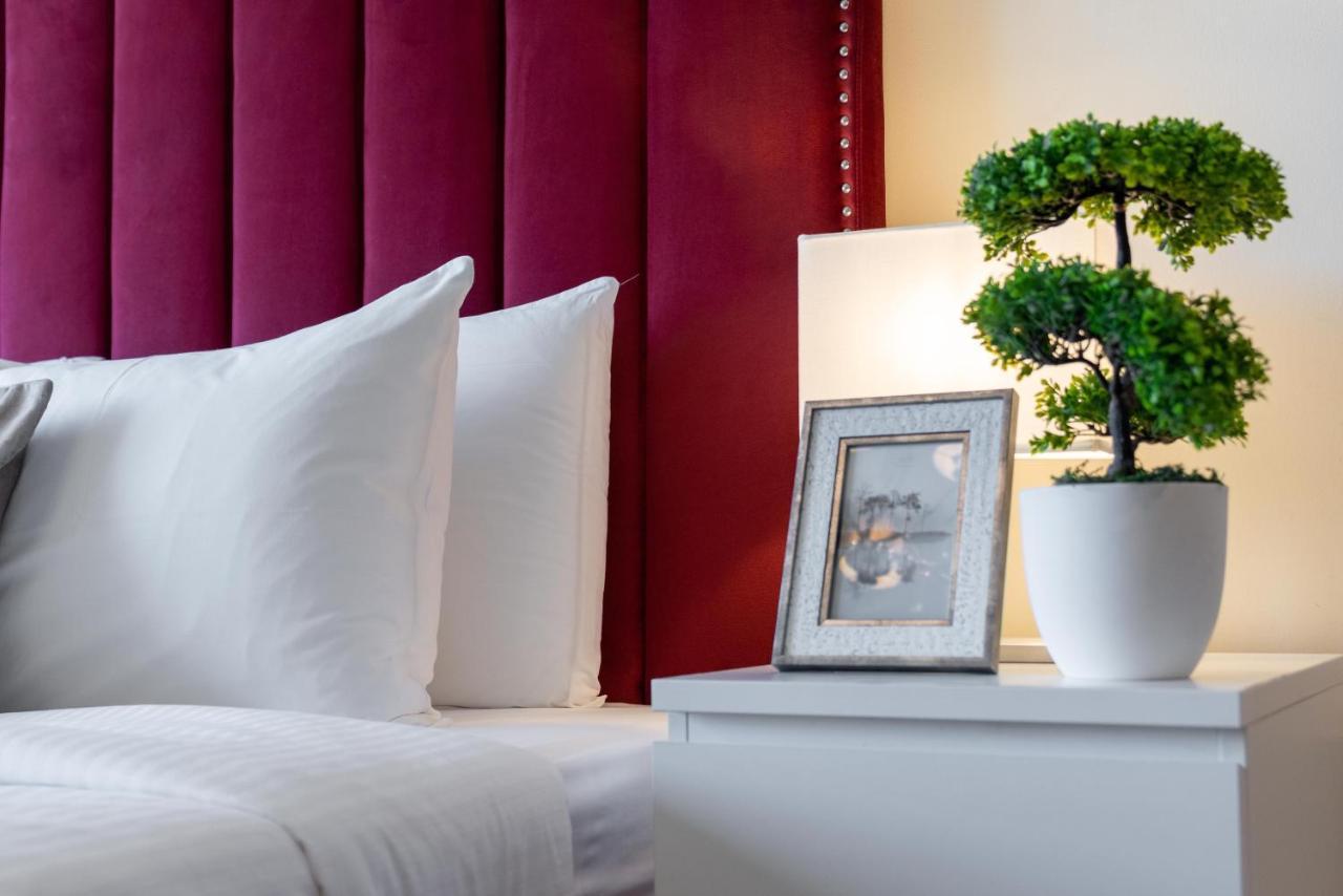 Spacious 2 Beds 5 Min Walk From Mall With Brand New Gym And Rooftop Swimming Pool *