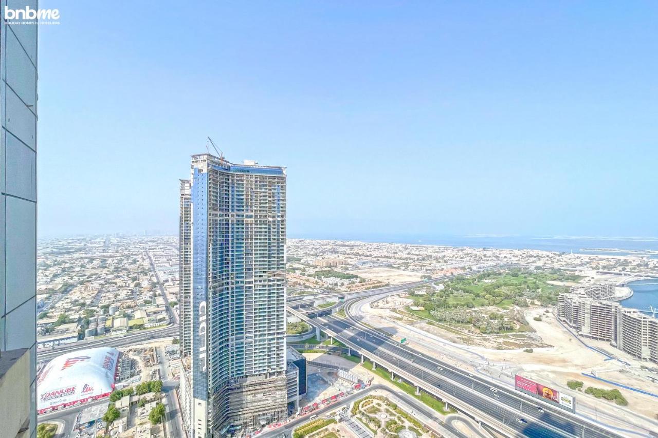 Bnbme - Waterfront Expansive Apt With Maid's Room, Poolside Cafe * Dubai