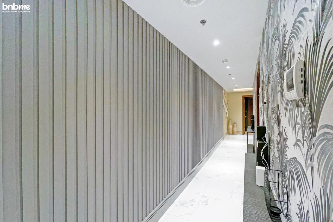 Bnbme - Waterfront Expansive Apt With Maid's Room, Poolside Cafe Dubai