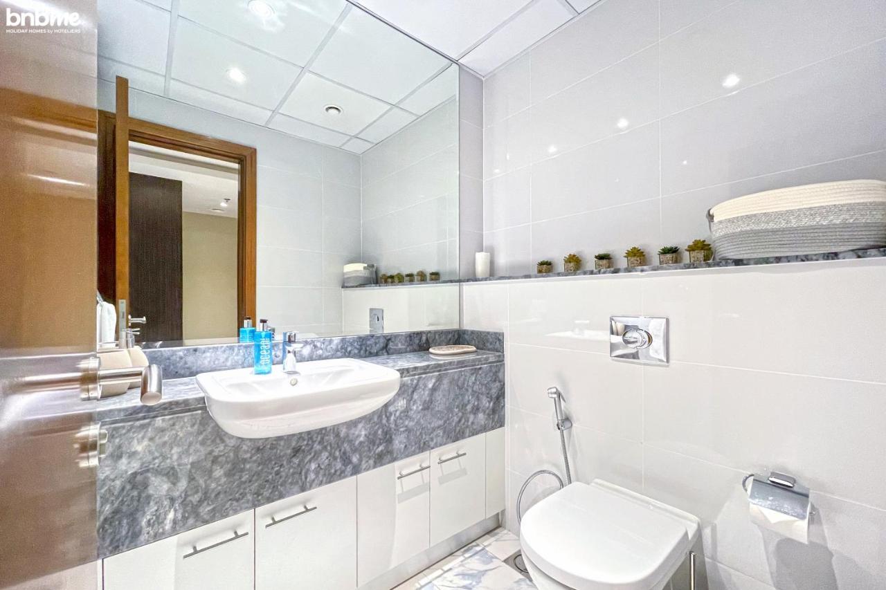 Bnbme - Waterfront Expansive Apt With Maid's Room, Poolside Cafe * Dubai