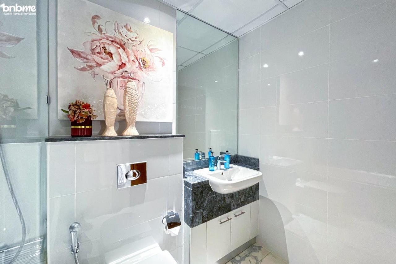 Bnbme - Waterfront Expansive Apt With Maid's Room, Poolside Cafe * Dubai
