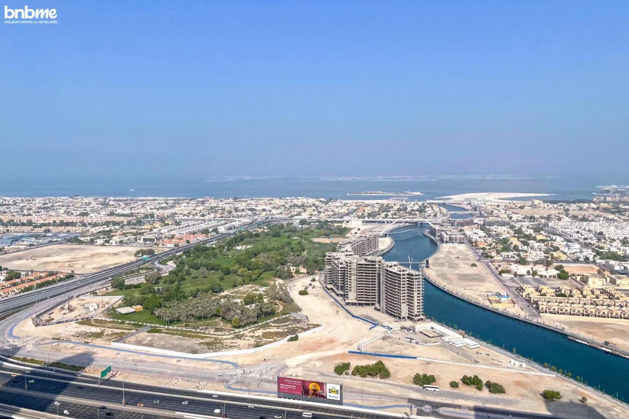 Bnbme - Waterfront Expansive Apt With Maid's Room, Poolside Cafe * Dubai