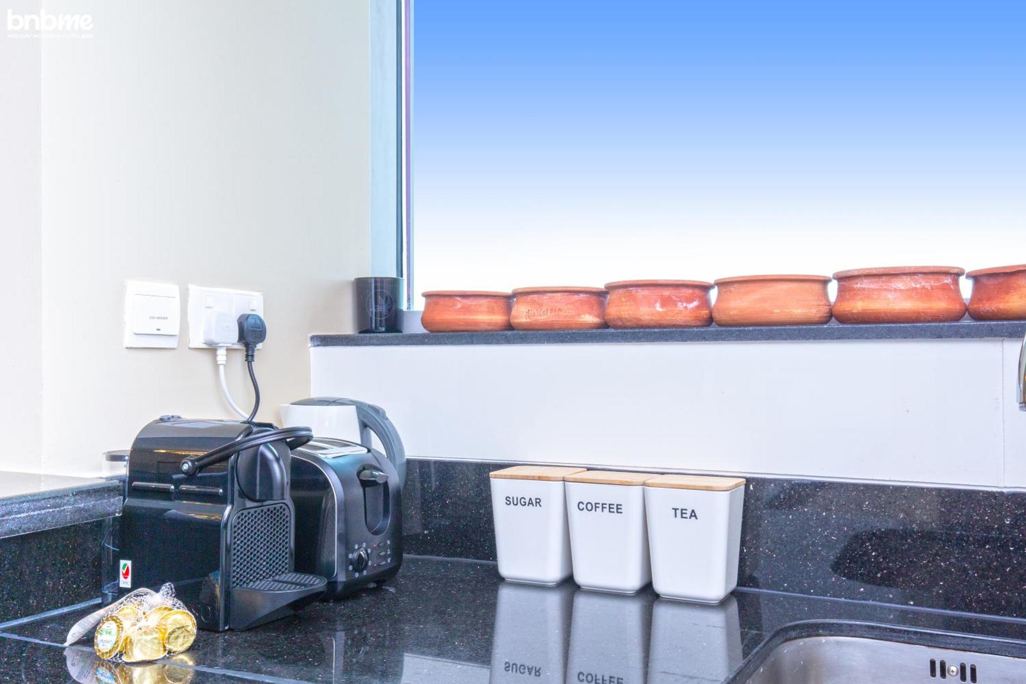 Bnbme - Waterfront Expansive Apt With Maid's Room, Poolside Cafe Apartment Dubai