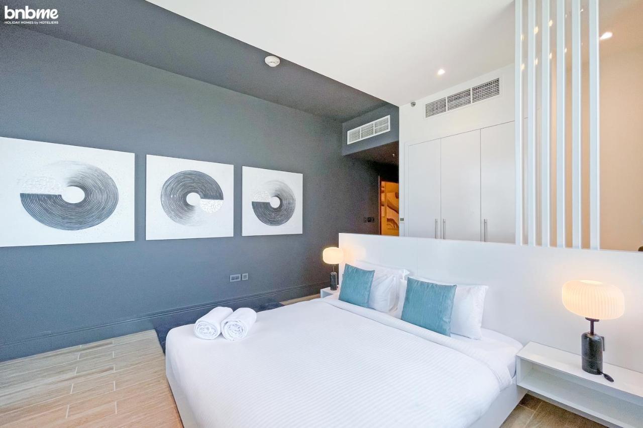 Bnbme - Waterfront Expansive Apt With Maid's Room, Poolside Cafe Apartment Dubai