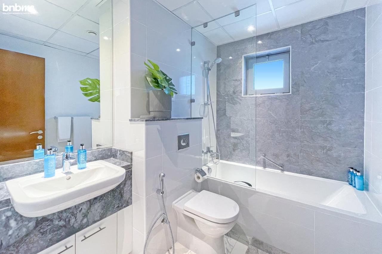 Bnbme - Waterfront Expansive Apt With Maid's Room, Poolside Cafe Apartment *