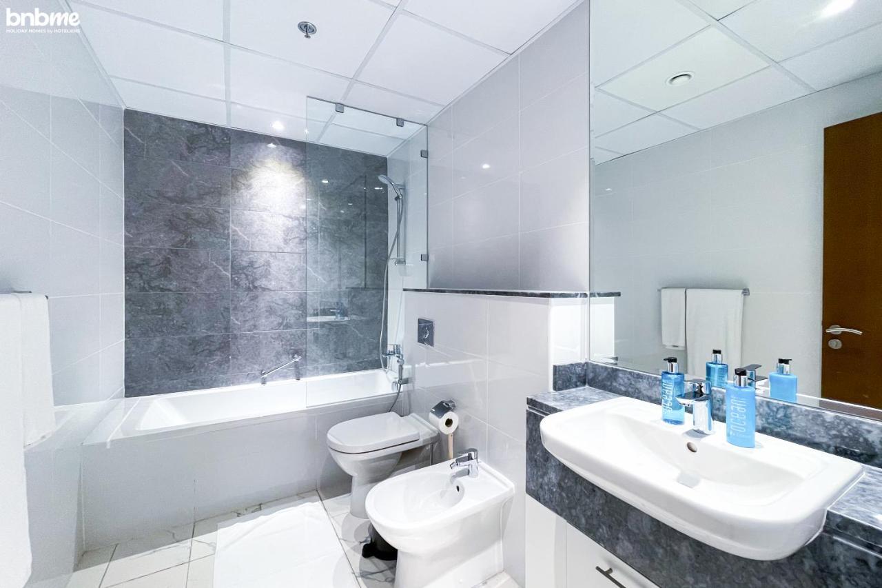 Bnbme - Waterfront Expansive Apt With Maid's Room, Poolside Cafe Apartment *