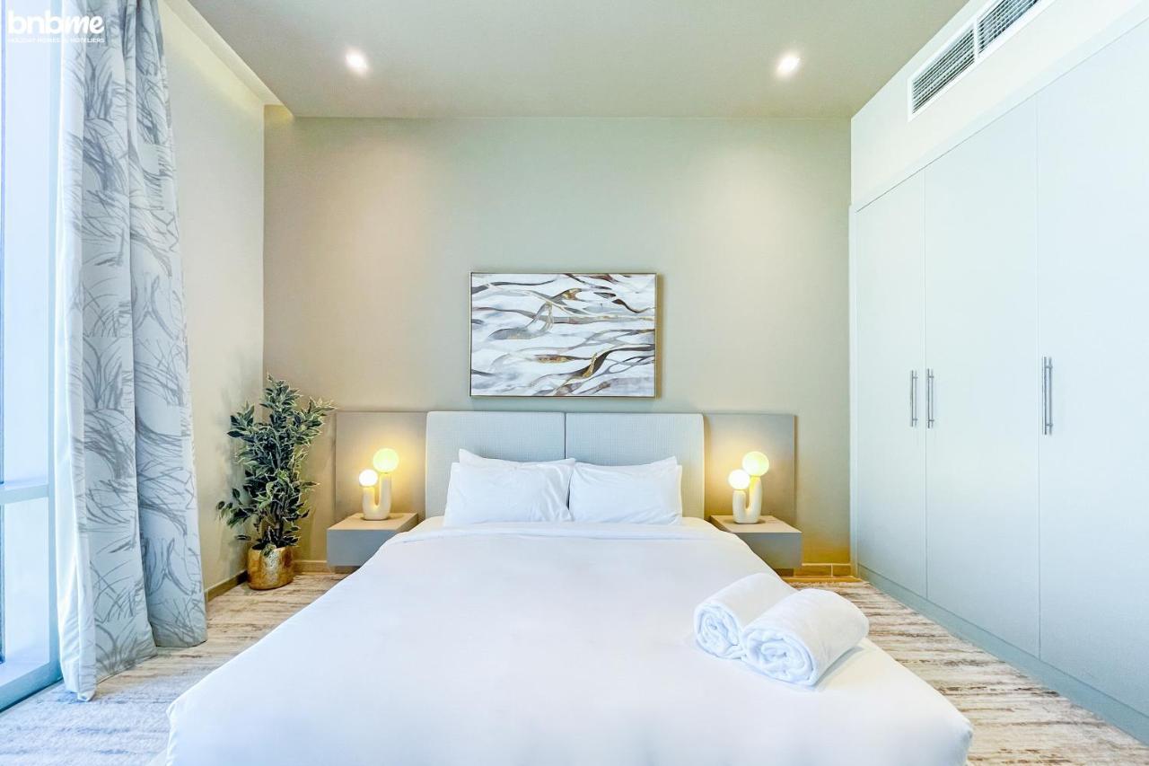 Bnbme - Waterfront Expansive Apt With Maid's Room, Poolside Cafe Apartment Dubai