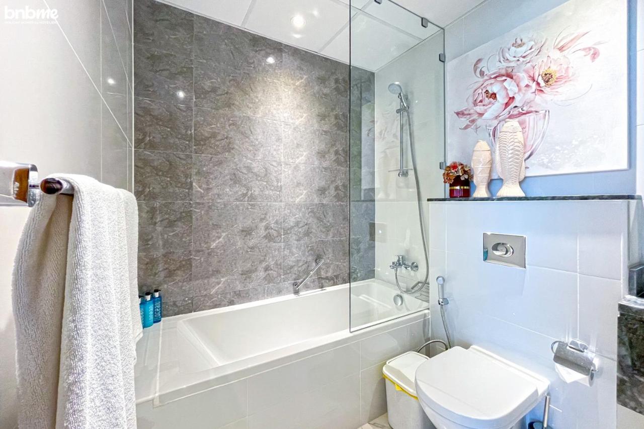 Bnbme - Waterfront Expansive Apt With Maid's Room, Poolside Cafe Apartment Dubai