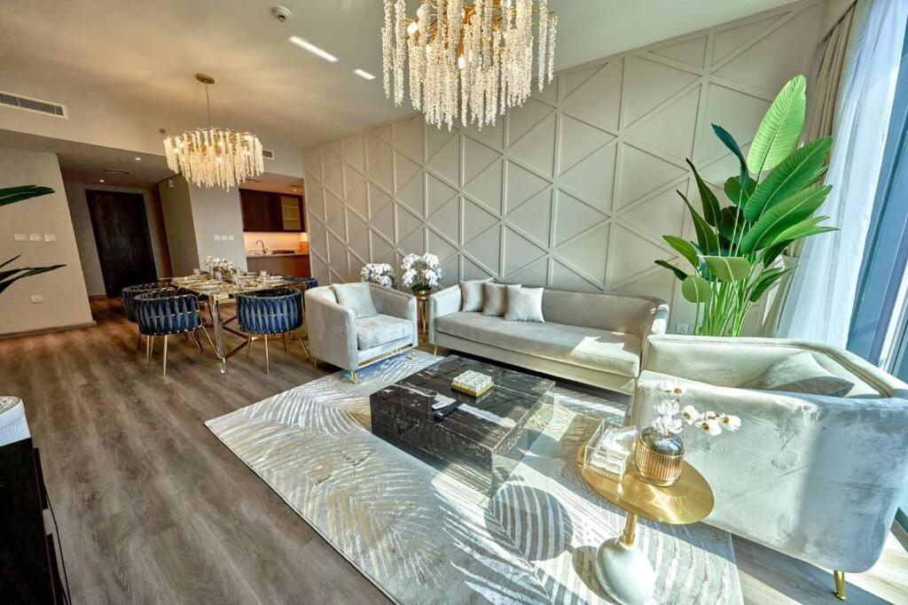 Magnificent Lux 2 Bedroom With Incredible Skyline View *