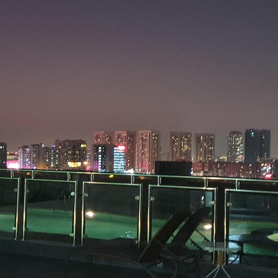 Luxury A Short Drive Away From Downtown Dubai