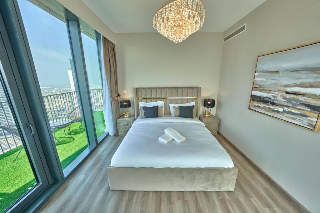 Magnificent Lux 2 Bedroom With Incredible Skyline View Apartment