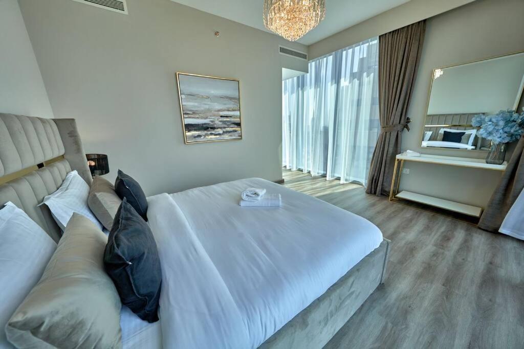 Magnificent Lux 2 Bedroom With Incredible Skyline View Apartment *