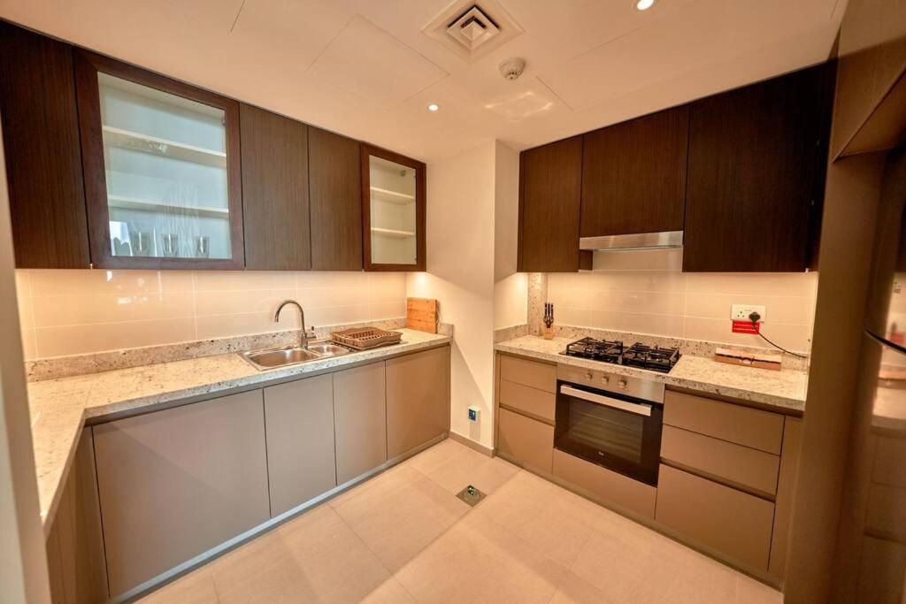 Magnificent Lux 2 Bedroom With Incredible Skyline View Apartment