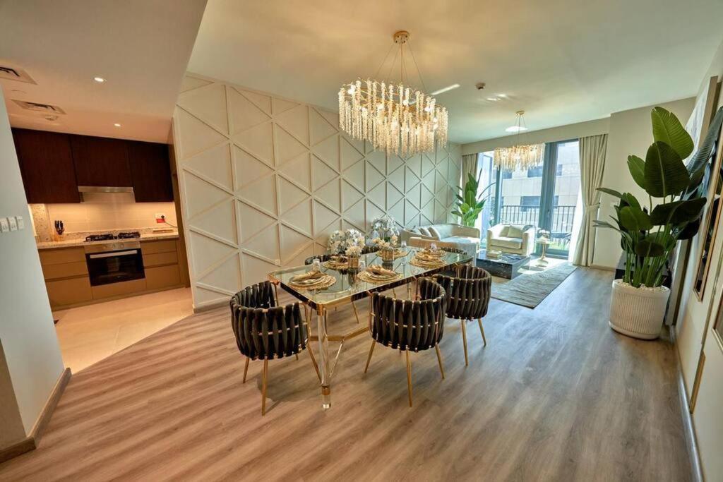Magnificent Lux 2 Bedroom With Incredible Skyline View Apartment *