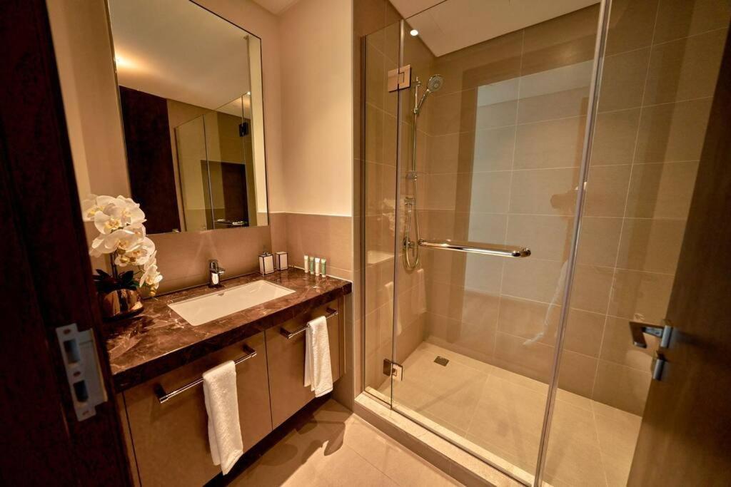 Magnificent Lux 2 Bedroom With Incredible Skyline View Apartment *