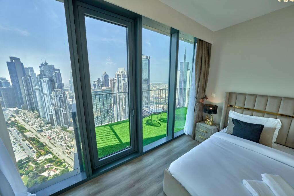 Magnificent Lux 2 Bedroom With Incredible Skyline View Apartment *