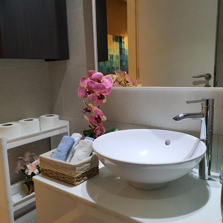Luxury A Short Drive Away From Downtown Apartment *