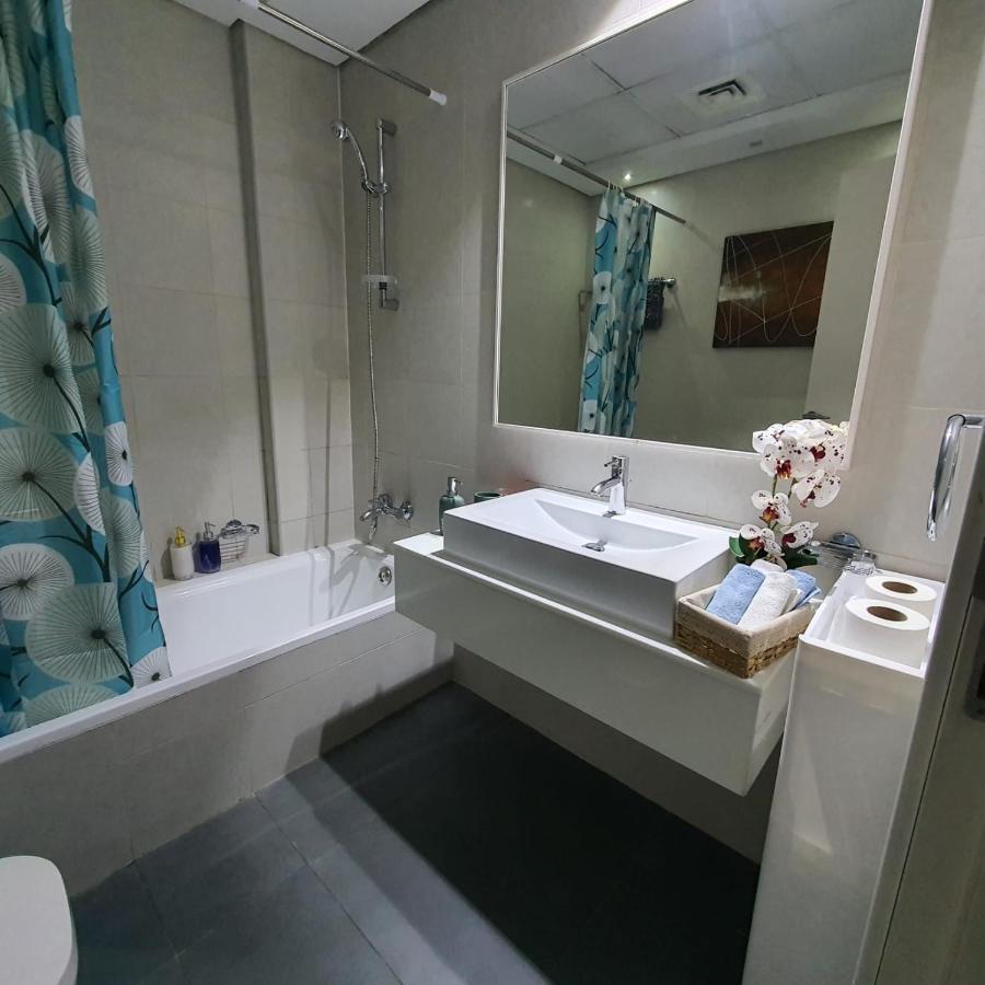 Luxury A Short Drive Away From Downtown Apartment *