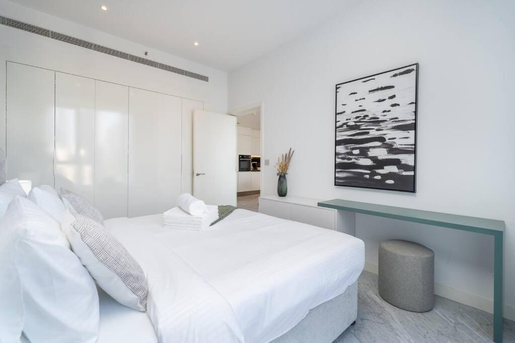 Cosmopolitan With Burj Khalifa View Apartment