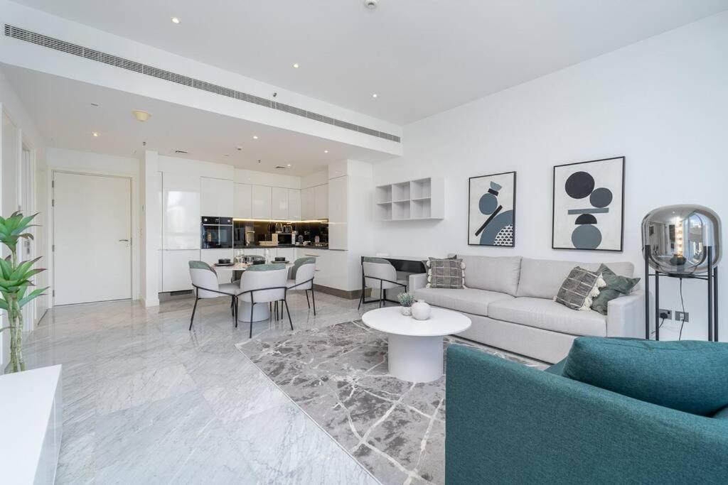 Cosmopolitan With Burj Khalifa View Apartment Dubai