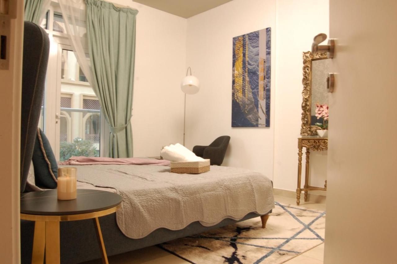 Luxury A Short Drive Away From Downtown Apartment *