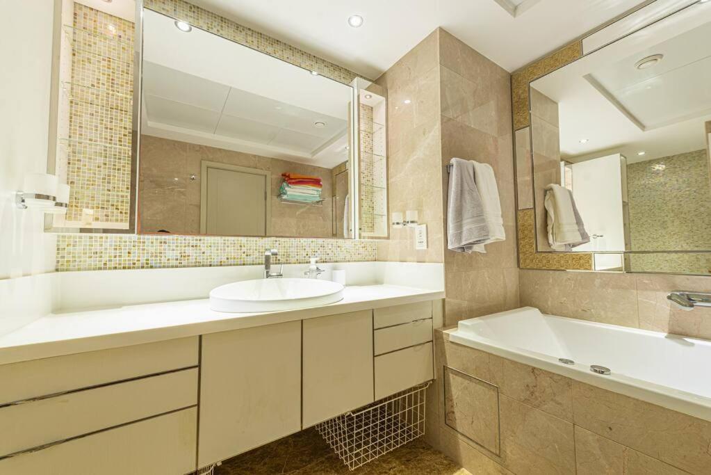 First Class 3br With Full Burj Khalifa And Fountain View Dubai
