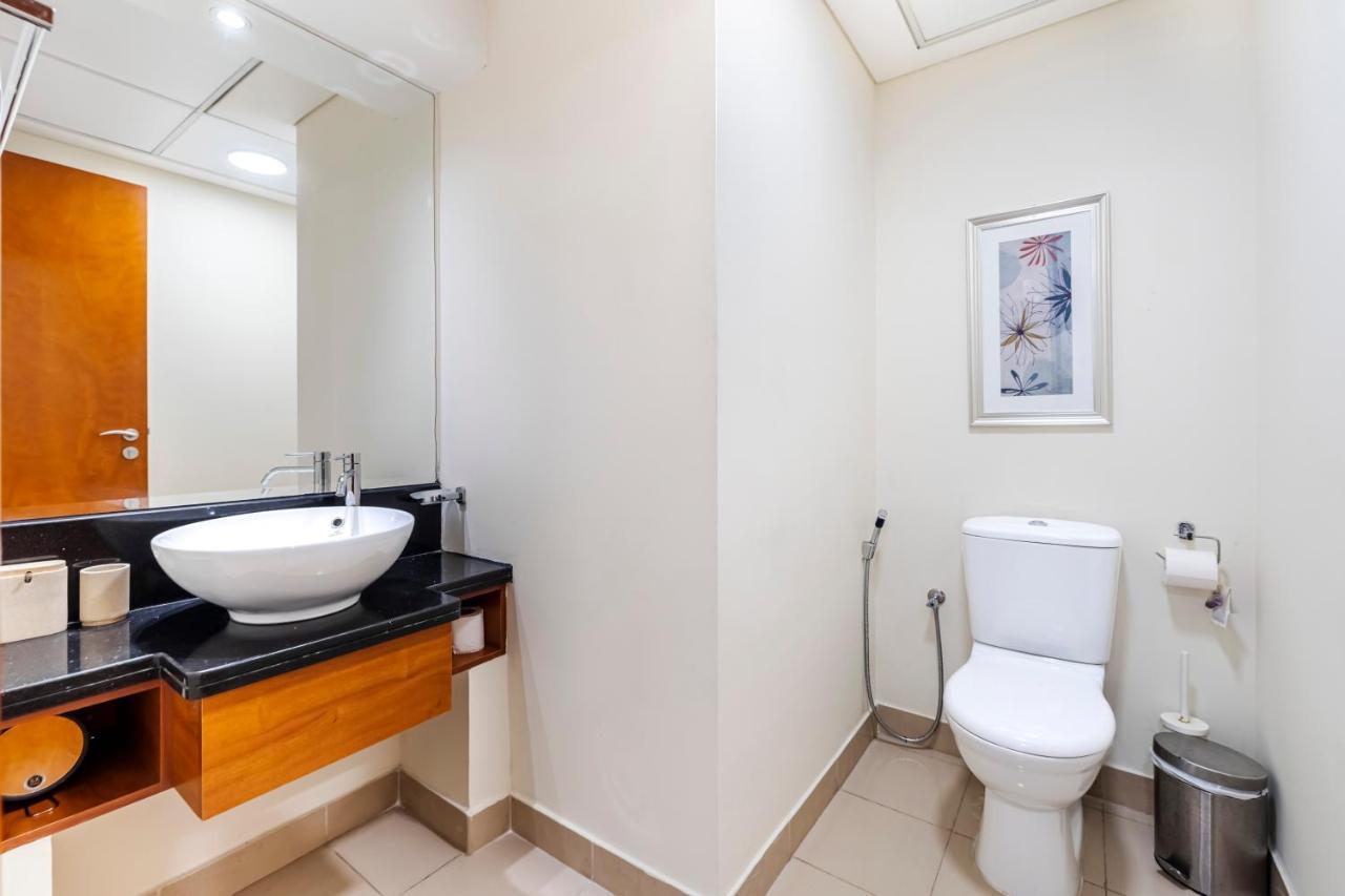 Spacious 1 Bed City View Park Tower Difc * Dubai