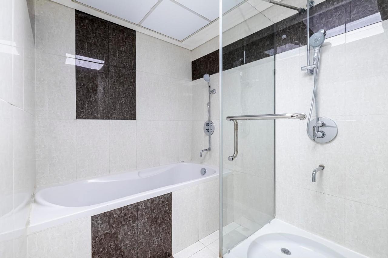 Spacious 1 Bed City View Park Tower Difc Apartment Dubai