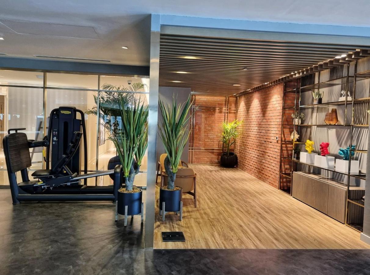Downtown's Highest Pool & Full 5-star Luxury With Gym, And Restaurants
